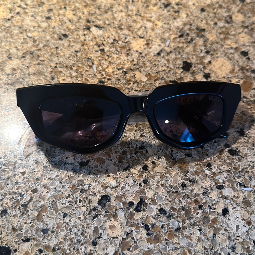Dezi Sunglasses On Read